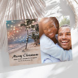 Tropical Coastal Beach Weihnachtsfest Foto Feiertagskarte<br><div class="desc">Vintage Strandurlaubskarte mit einem tropischen Sonnenuntergang mit üppigen Palmen,  bunten Lichtern,  einem pfamilischen Foto,  Frohen Festtagen und Ihrem Namen.</div>