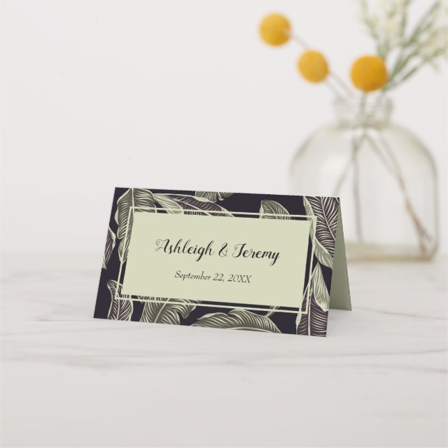 Tropical Foliage Sage Green Black Script Hochzeit Platzkarte (Vorderseite)