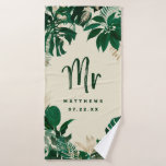 Tropical Foliage Trendy Greenery Wedding Mr. Badehandtuch<br><div class="desc">Tropical Foliage Trendy Greenery und Gold Blätter Personalisiert Mr. und Mrs. Last Name Handtücher - Trendy Marker gebürstete Script Lettering. Ein lustiger Sake für die Flitterwochen für die Neuvermählten! In einer kühnen Farbpalette mit reichhaltigen Grüntönen, smaragdgrünen und goldenen Folie aussehen. Dieses Design ist perfekt für einen Strand, ein Ziel oder...</div>