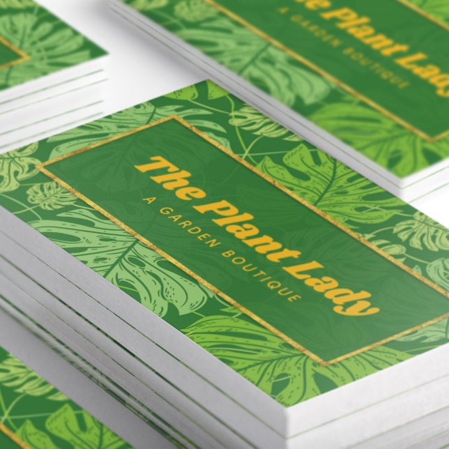 Tropical Green und Gold Monstera Palm Blätter Visitenkarte (Close up stacked Tropical Green and Gold Monstera Palm Leaves Business Cards)