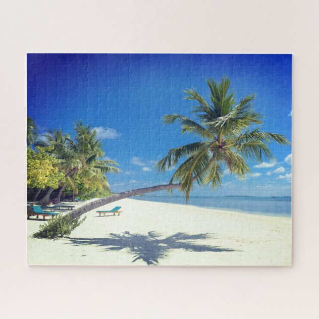 Tropical Island Beach mit weißem Sand und Palmen (Horizontal)