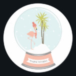 Tropical Island Flamingo Christmas - Pink Runder Aufkleber<br><div class="desc">Ein Winter-/Weihnachtsaufkleber mit einer Illustration eines rosa Flamingo in einer Schneeglobe. Flamingo trägt einen rot gestreiften Schal und Hut,  während er auf einer schneebedeckten Insel mit zwei Palmen steht. Die rosa Basis sagt: "WARM WISHES."</div>
