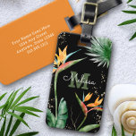 Tropical Island Floral Monogram Script Gold Black Gepäckanhänger<br><div class="desc">Lassen Sie sich von der eleganten tropischen Gastfreundschaft verzaubern, wo auch immer Sie reisen, wenn Sie dieses schicke, moderne Gepäckanhänger benutzen. Atemberaubende, ausgeklügelte, farbenfrohe tropische Aquarellvögel paradiesischer Blume, Imitate goldener Glitzer und personalisierte Kalligraphie-Skripte mit einem fett-monogramm-Initial, überlagern einen dramatischen schwarzen Hintergrund. Personalisieren Sie mit Ihrem Namen und Monogramm. Macht jedes...</div>