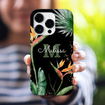 Tropical Island Floral Monogram Script Gold Black iPhone 16 Pro Hülle<br><div class="desc">Atemberaubende, raffinierte, farbenfrohe tropische Wasserfarbenvögel paradiesischer Blume, Imitate goldener Glitzer und personalisierte Kalligrafieschriften mit einem fett-monogramm-Initial überlagern einen dramatischen schwarzen Hintergrund auf diesem schicken, eleganten, modernen Handy-Gehäuse. Personalisieren Sie mit Ihrem Namen und Monogramm. Macht jedes Mal, wenn ihr es benutzt, eine lustige und stilvolle Aussage. Ein großartiges, einzigartiges Geschenk für...</div>