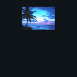 Tropical Island Hübsch Pink Blue Sunset Landschaft Leinwanddruck<br><div class="desc">Schöne Naturfotografie. Ein stilvolles und gepflegtes Foto mit hellen und dunkelblauen,  türkisfarbenen,  violetten,  amethystischen lila und pastellrosa Sonnenuntergang an einem exotischen Strand der Hawaiianischen Insel mit Palmen. Eine hübsche tropische Szene für Liebhaber von Hawaii,  karibische Strände,  das Meer,  das Meer,  die Schönheit der Tropen,  und beliebte sonnige Sommerferien Destinationen.</div>