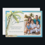 Tropical Merry Christmas Beach Thema Feiertagskarte<br><div class="desc">Mit dieser festlichen Weihnachtskarte mit blauer Grenze und einem fröhlichen Palmendesign können Sie tropische Urlaubswünsche erfüllen. Die Karte lautet "Frohe Weihnachten aus dem Land, wo Palmen schlüpfen!" und kann mit Ihrem persönlichen Foto und Familiennamen angepasst werden. Es ist der perfekte Weg, warme, strandfreundliche Urlaubsvibes zu teilen! Denken Sie daran, dass...</div>