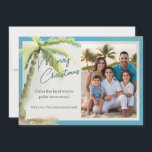 Tropical Merry Christmas Beach Thema Feiertagskarte<br><div class="desc">Mit dieser festlichen Weihnachtskarte mit blauer Grenze und einem fröhlichen Palmendesign können Sie tropische Urlaubswünsche erfüllen. Die Karte lautet "Frohe Weihnachten aus dem Land, wo Palmen schlüpfen!" und kann mit Ihrem persönlichen Foto und Familiennamen angepasst werden. Es ist der perfekte Weg, warme, strandfreundliche Urlaubsvibes zu teilen! Denken Sie daran, dass...</div>