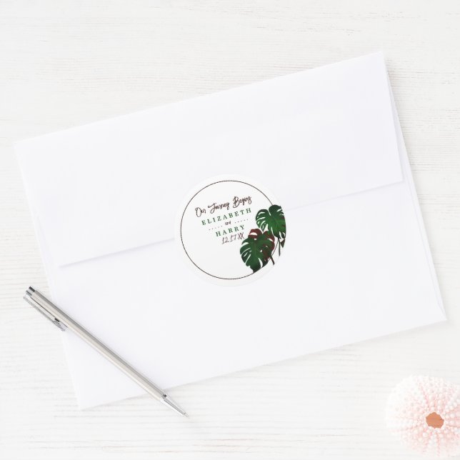 Tropical Monstera Beach Wedding Runder Aufkleber (Umschlag)