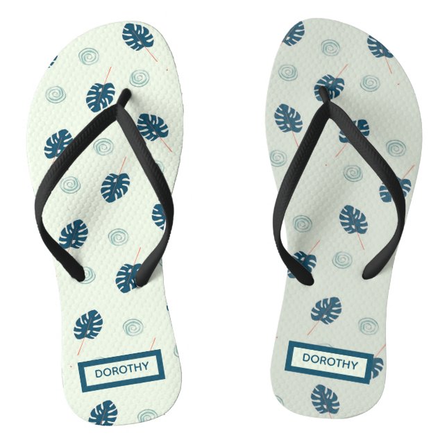 Tropical monstera leaves monogram on blue flip flops (Fußbett)