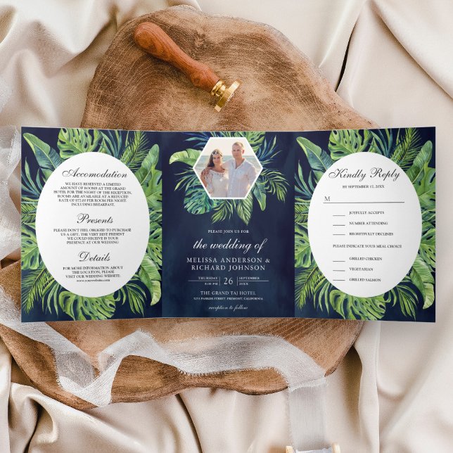 Tropical Monstera Palm Blätter Navy Blue Wedding Dreifach Gefaltete Einladung (Von Creator hochgeladen)