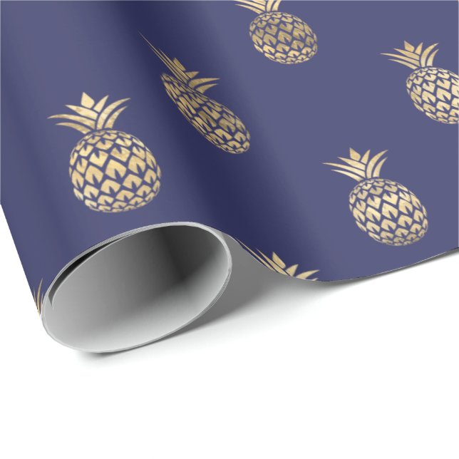 Tropical Navy Blue Gold Ananas Muster  Geschenkpapier (Rolleneckpunkt)