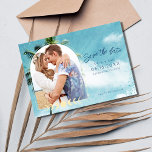 Tropical Palm Beach Wedding Foto Save The Date<br><div class="desc">Hochzeiten sichern die Daten in einem tropischen Palmendesign,  perfekt für die Paare,  die ihre Liebe mit einer Strandhochzeit feiern. Passen Sie Ihre Foto- und Hochzeitsdetails an,  schicken Sie eine E-Mail an die Familie und Freunde,  die sie gefragt haben,  um Ihr Hochzeitsdatum zu reservieren.</div>