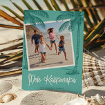 Tropical Palm Tree Mele Kalikimaka Foto Feiertagskarte<br><div class="desc">Bringen Sie Ihren Lieben die warmen hawaiianischen Landschaften in dieser Ferienzeit! Unsere moderne hawaiianische Weihnachtskarte ist Ausdruck der Liebe, mit einem reizvollen aquamarinen Hintergrund, einem Platz für ein Foto der Familie, auffallenden aquamarinen Palmen und mit dem herzlichen Gruß "Mele Kalikimaka" geschmückt. Personalisieren Sie es weiter mit Ihrem Familiennamen. Das ist...</div>