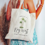 Tropical Palm Tree Personalisierter Junggeselinnen Tragetasche<br><div class="desc">Herzlich willkommen zu Ihrem Bachelorette Wochenende mit diesen niedlichen personalisierten Tottaschen. Dieses Design ist perfekt für Strandbäder oder tropische Orte geeignet und bietet ein Trio von grünen Aquarellpalmen mit dem Ziel unter (mit Key West gezeigt) in handgeschriebenen Schriftzeichen. Fügen Sie Ihren Namen oder Veranstaltungsnamen in der handgeschriebenen kursiven Schrift hinzu,...</div>
