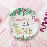 Tropical Summer Beach Luau Girls 1. Geburtstag Pappteller<br><div class="desc">Feiern Sie stilvoll mit diesen trendigen 1. Geburtstag Party Papier-Tellern. Das Design ist leicht mit Ihrer eigenen Formulierung zu personalisieren und Ihre Familie und Freunde werden begeistert sein,  wenn sie diese fabelhaften Party-Teller sehen.</div>