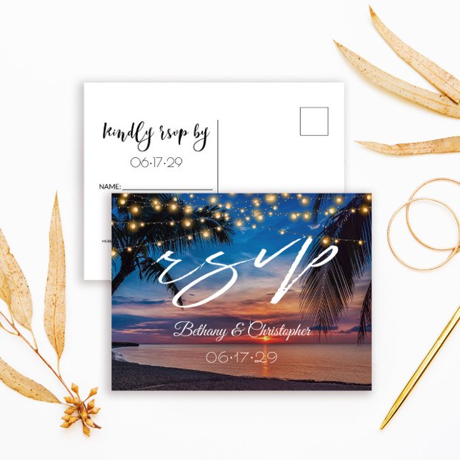 Tropical Sunset Beach String Lights Wedding RSVP Einladungspostkarte (Von Creator hochgeladen)