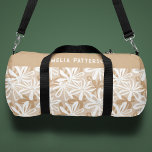 Tropical Tan White Floral Muster Personalisiert Duffle Bag<br><div class="desc">Die Personalisierte Duffle Bag Gym Bag Sports Bag Tropical Tan White Floral Muster bietet eine moderne tropische Blume in stilvollem Bräunen und Weiß. Personalisiert mit deinem Namen. Machen Sie ein großartiges Geschenk für Geburtstag, Weihnachten, Feiertage, Muttertag und zurück zur Schule. Ideal für Sport, Gymnastik, Reisen und vieles mehr. Designed by...</div>