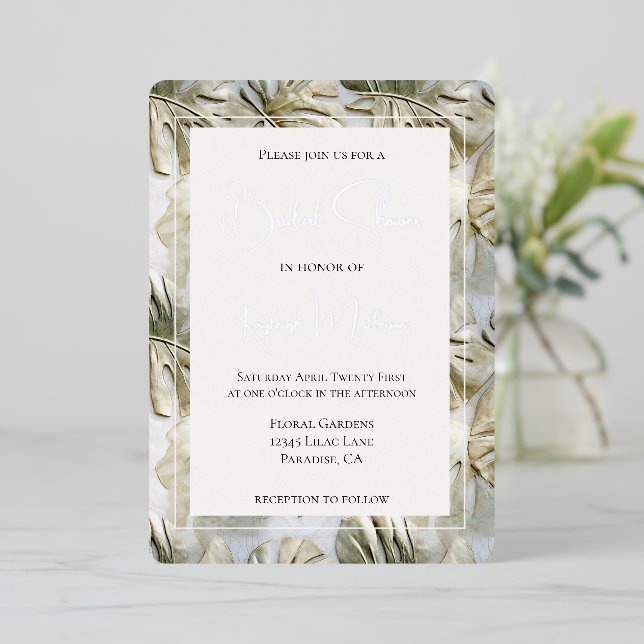 Tropical White Green Gold Blätter Brautparty Folieneinladung (Stehend vorne)