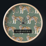 Tropisch grünes Aquarellmuster mit Namen Uhr<br><div class="desc">"Genießen Sie die wilde Eleganz der Natur mit unserem tropischen grünen Tigermuster. Jedes Element dieses faszinierenden Designs verkörpert den lebendigen Geist des Dschungels und verbindet üppige Vegetation mit der majestätischen Präsenz von Tigern. Egal, ob Sie Ihr Alltagsessentiment verzieren oder Ihre Wohngestaltung verbessern möchten, unsere Kollektion bietet eine harmonische Verbindung von...</div>