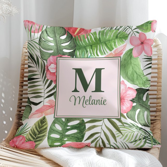 Tropisch rosa Blume und Monstera Monogram Kissen (Tropical Pink Flowers and Monstera Monogram Throw Pillow in a sunny rattan armchair.)