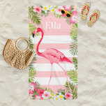 Tropisch rosa Flamingo Floral Custom Monogram Strandtuch<br><div class="desc">Dieses personalisierte Badetuch im Sommer ist mit einem hübschen rosa Flamingo,  üppigen tropischen Blätter aus Palmen,  Blume aus Hibiskus und weißen Streifen an der Küste ausgestattet. Lebhafte Farben sind Rosa,  Magenta,  Gelb,  Grün und Weiß. Personalisieren Sie den benutzerdefinierten Text mit einem Namen.</div>