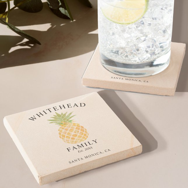 Tropische Ananas-Aquarellenfamilie Steinuntersetzer (This beautiful coaster showcases an appealing pineapple design, activating a tropical vibe.)