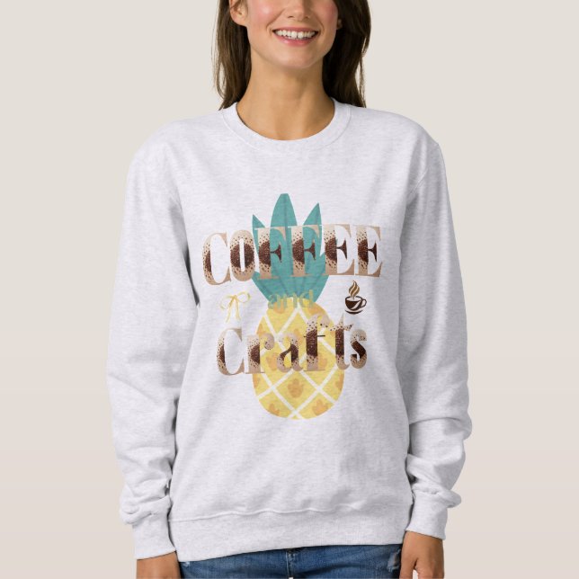 Tropische Ananas-Kaffee- und Handwerkstyppografie Sweatshirt (Vorderseite)