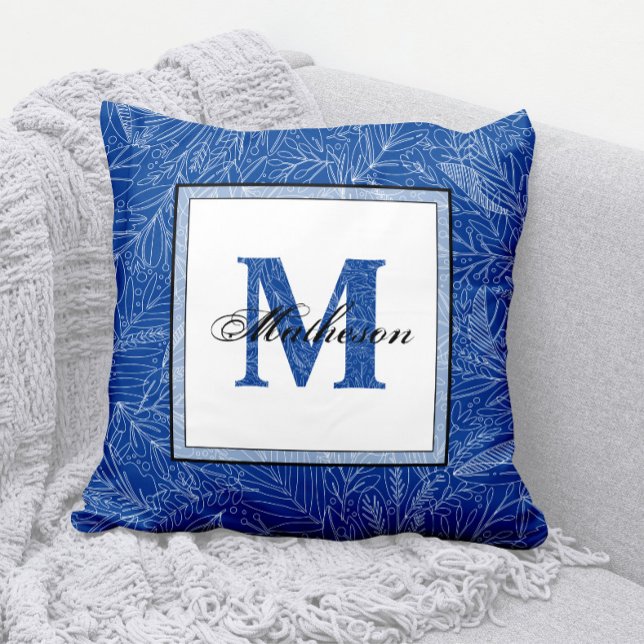 Tropische Blätter Blaue Gemusterte Monogram Line A Kissen (Royal Blue and White Leaves Pattern Monogram Throw Pillow with Matching Background Pattern)