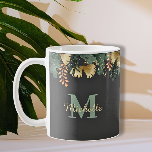 Tropische Blätter Glitzer Monogram Thermal Tumbler Kaffeetasse (Tropical Jungle Leaves with Gold Glitter Splatter Personalized Initial Monogram and Script Font Name)