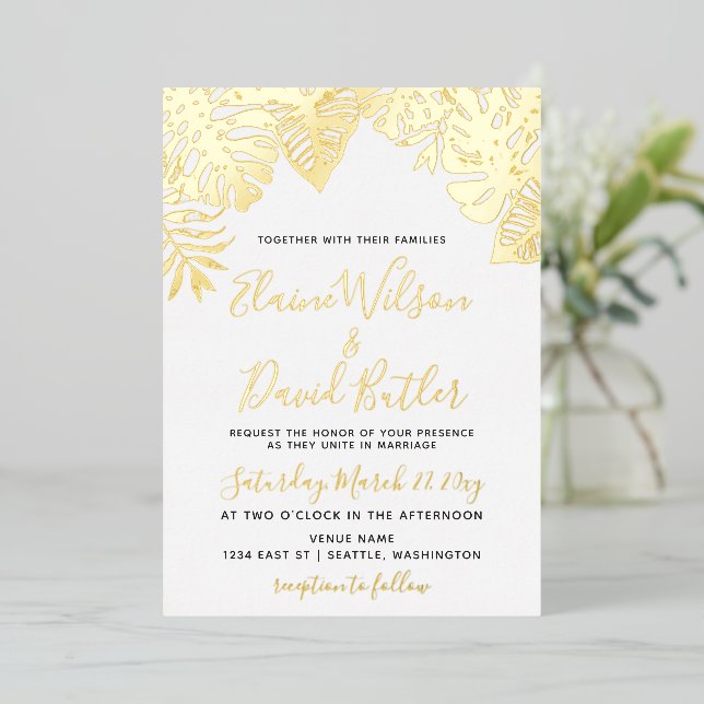 Tropische Blätter Hochzeit Folieneinladung (Stehend vorne)