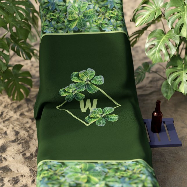 Tropische Blätter Modernes Mongram Green Beach Han Strandtuch (Just add your initial to this Tropical Leaf Pattern Beach Towel!)