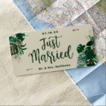 Tropische Blätter Trendy Brush Script Nur verheira US Nummernschild<br><div class="desc">Tropical Foliage Trendy Greenery und Gold Blätter Personalisiert nur verheiratete Lizenz Deckblatt - mit Trendy Marker gebürstete Script Lettering. Zeigen Sie dieses lustige Schild auf Ihrem Reisewagen! In einer kühnen Farbpalette aus reichen Grüntönen, Smaragd und Gold. Dieses Design ist perfekt für einen Strand, ein Ziel oder eine Hochzeit im Sommer....</div>