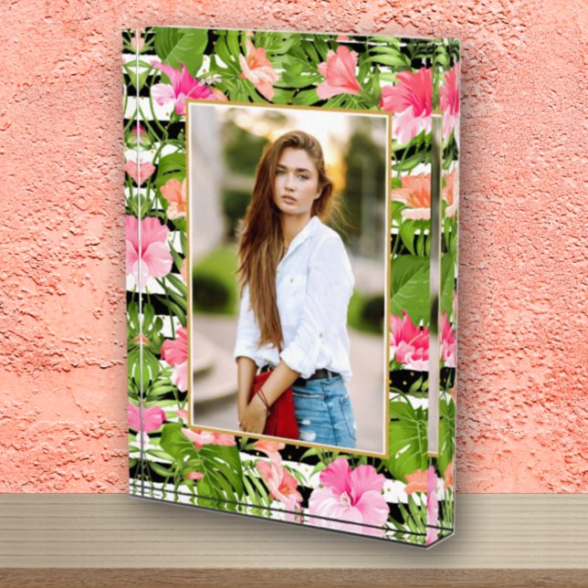 Tropische Blume auf Schwarz-weißen Streifen Fotoblock (Von Creator hochgeladen)