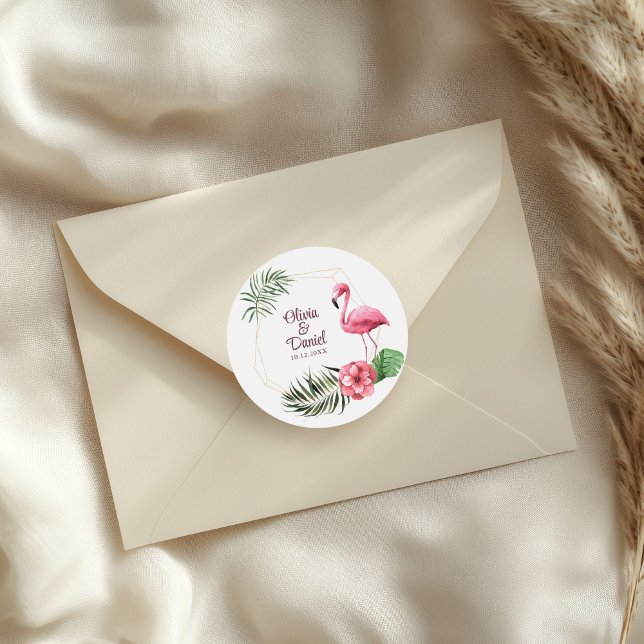 Tropische Blume und Flamingo-Hochzeit Runder Aufkleber (Tropical Flowers and Flamingo Wedding Classic Round Sticker on a wedding envelope.)