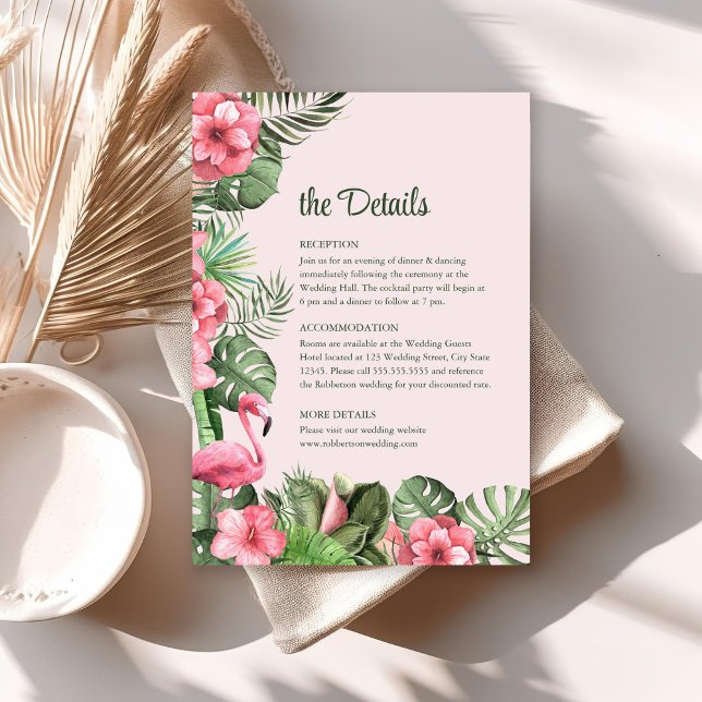 Tropische Blume und Flamingo Wedding Details Card Einladung (Pink Tropical Flowers and Flamingo Wedding Details Card on sunny table with boho decor.)