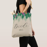Tropische Blume und Palmbranchen Tasche<br><div class="desc">Diese Bräunungstasche bietet eine Grafik mit hellen tropischen Blume und grünen Palmenästen auf der Oberseite der Tasche. Das Wort "Braut" erscheint in trendigem handgeschriebenem Stiltext. Um diese Tasche wirklich einzigartig und persönlich zu machen,  können Sie sie auch mit Ihrem Namen personalisieren.</div>