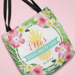 Tropische Blume von Bachelorette Luau Ananas Tasche<br><div class="desc">"Aloha" personalisierte Hochzeitsbachelorette luau Party Taschen mit einem gelben Ananas mit üppigen Rahmen von grünen Palmen Blätter und tropischen Hibiskus Blume. Stilvolle Sondertexte können mit dem Namen der Braut und Ihrer Wortwahl personalisiert werden. Die lebhaften Farben sind Rosa,  Magenta,  Grün,  Gelb,  Meeresfrüchte und Aqua-Blau.</div>