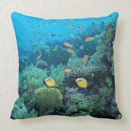 Tropische Fische, die über Riff schwimmen Kissen