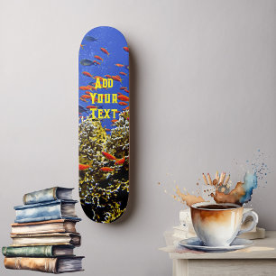 Tropische Fische im Korallenriff des Ozeans in Bla Skateboard