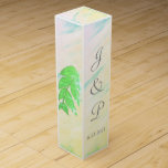 Tropische grüne Blätter Aquarellfarben-Weinkiste Wein-Geschenkverpackung<br><div class="desc">Romantischer Spritzer von sanften rosa, grün, gelb, blau tropischen Aquarell mit grünen Blätter an den Seiten und hinten von Gastgeschenk Hochzeit Weinboxen. Für Ihren Empfang sind Geschenke für die Weinflaschen oder die Champagnerflaschen im Inneren, zum Jubiläum oder zu anderen besonderen Anlässen sehr empfehlenswert. Personalisieren Sie die Vornamen der Braut und...</div>