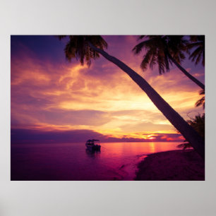 Tropische Insel im Sonnenuntergang mit einem Boot Poster
