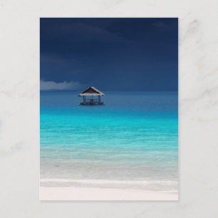 Tropische Insel mit weißem Sandstrand im Paradies Postkarte