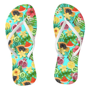 Tropische Mischfrüchte, Blume und Blätter auf blau Flip Flops