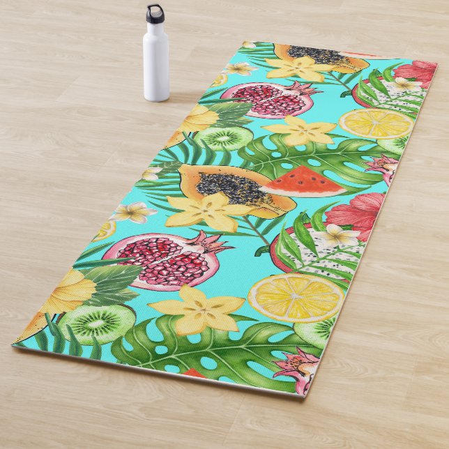 Tropische Mischfrüchte, Blume und Blätter auf blau Yogamatte (Beispiel)