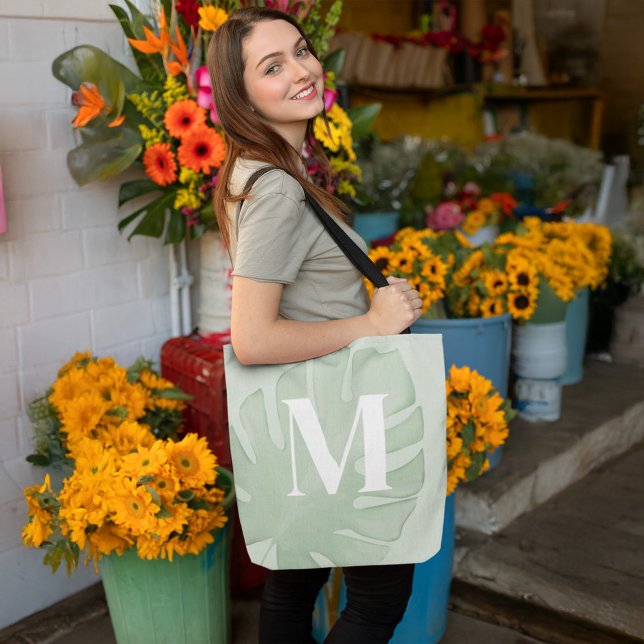 Tropische Monogram Green Palm Blätter Tasche (Botanical green tropical palm leaf custom monogram tote bag.)