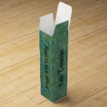 tropische Palmen-Blätter in Grün und Gold Weinbox<br><div class="desc">Die tropischen Blätter sind grün und goldgelb,  mit dem Text in schwarz-happy 40. Geburtstag auf zwei Seiten und dem Namen der Person auf zwei Seiten. Zwei-Buchstaben-Monogramm auf der oberen Seite der Weinkiste.</div>