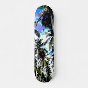 Tropische Palmen. Posterisiertes Design. Skateboard
