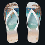 tropische Sommerstrandszenen-Palmen drehen Flip Flops<br><div class="desc">Ein tropischer Sommerstrand-Szenenentwurf, der Palmen kennzeichnen, Sand, Meer und blauer Himmel lassen diese die Reinfälle umdrehen, die für Ihre Sommerferien/Reisen dieses Jahr perfekt sind. Oder tragen Sie sie einfach zu Hause:) wird dieser Entwurf in meiner Hochzeitssammlung gekennzeichnet, also würden sie perfekte Brautpartyzusätze für Ihre Gruppe herstellen! Einfach, die Namensfelder zu...</div>