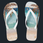tropische Sommerstrandszenen-Palmen drehen Flip Flops<br><div class="desc">Ein tropischer Sommerstrand-Szenenentwurf, der Palmen kennzeichnen, Sand, Meer und blauer Himmel lassen diese die Reinfälle umdrehen, die für Ihre Sommerferien/Reisen dieses Jahr perfekt sind. Oder tragen Sie sie einfach zu Hause:) wird dieser Entwurf in meiner Hochzeitssammlung gekennzeichnet, also würden sie perfekte Brautpartyzusätze für Ihre Gruppe herstellen! Einfach, die Namensfelder zu...</div>