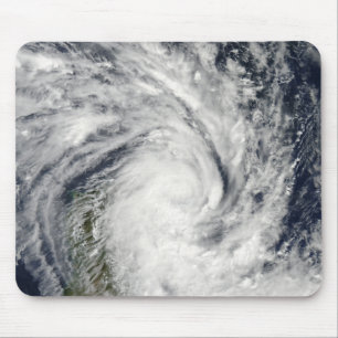 Tropische Sturm-Jade, die an Land über Madagasc Mousepad